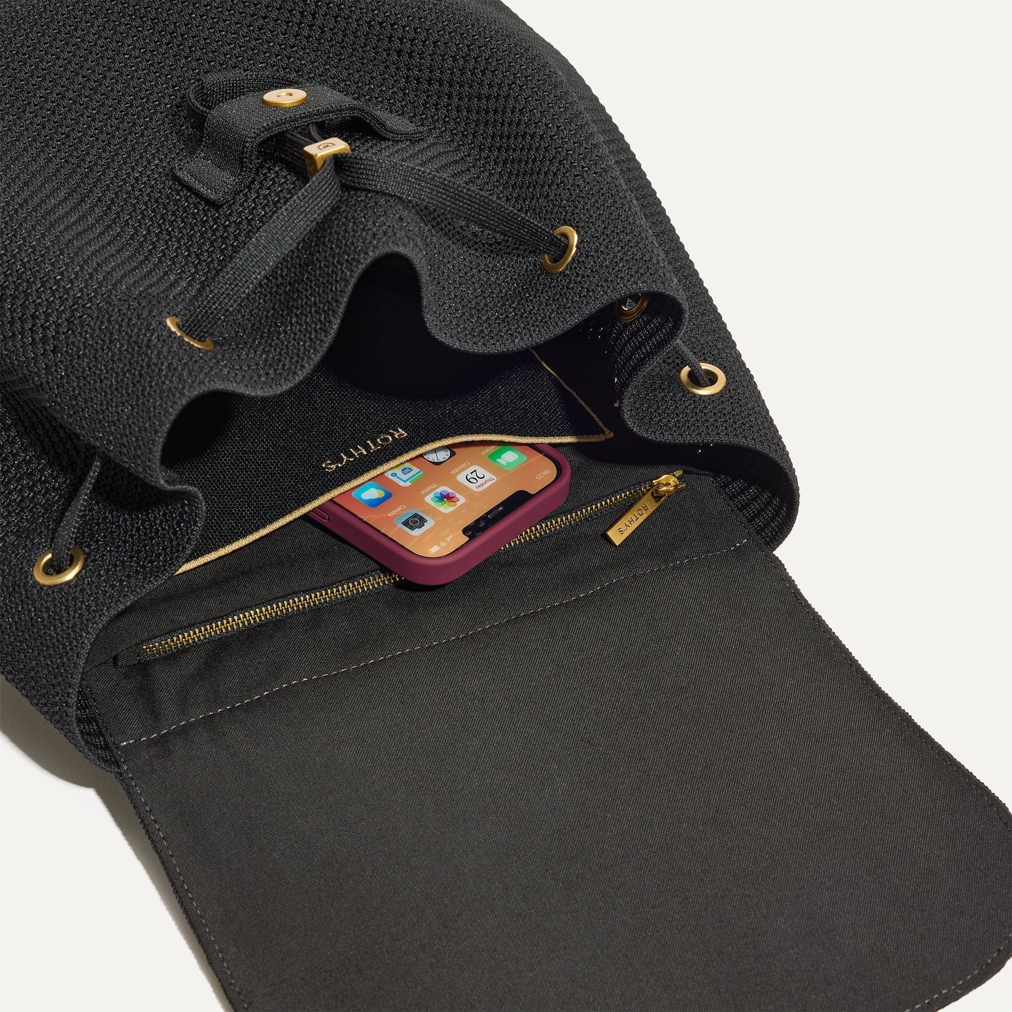 The Cinch Bacl Pack in Black shown from the inside.