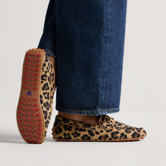 hover | Model wearing The Daily Driver in Caramel Cat.