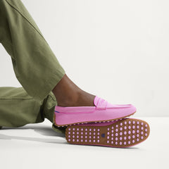 hover | Model wearing The Daily Driver in Snapdragon. 