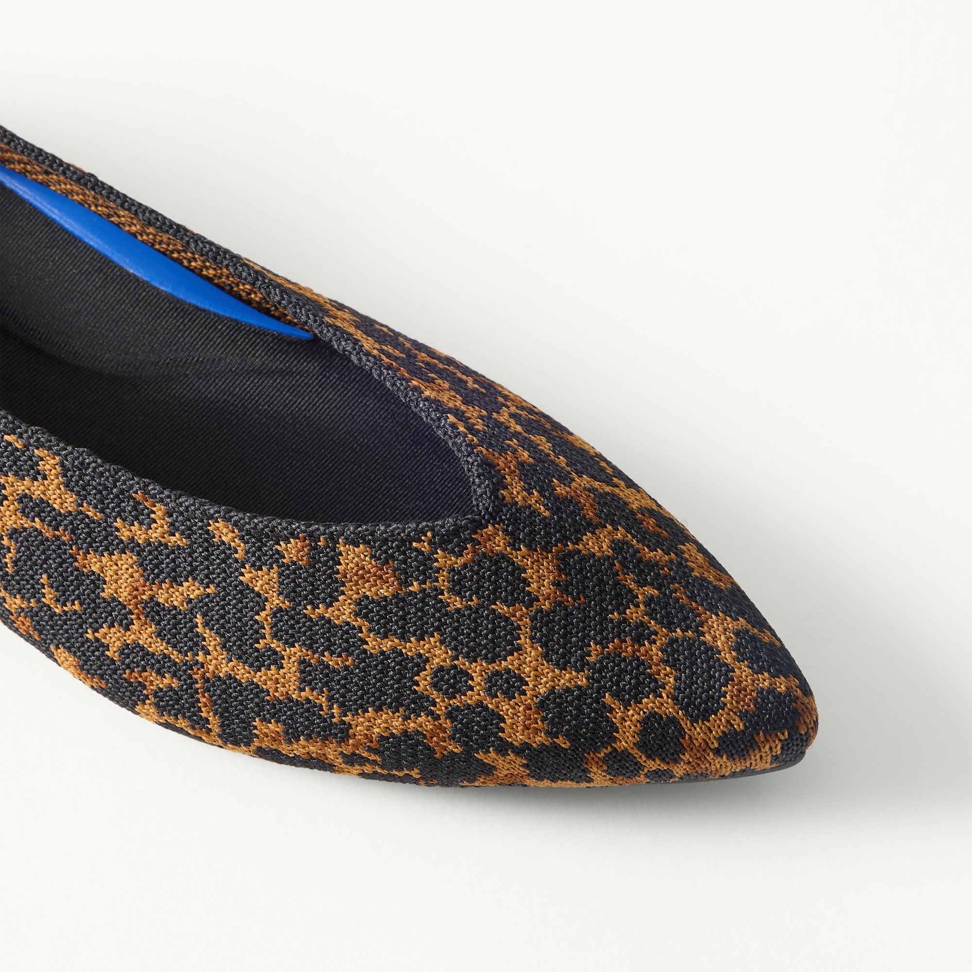 macro | Close up of the toe and vamp on The Point III in Classic Torte.