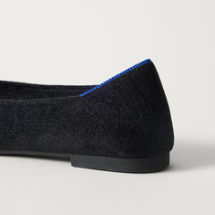 Close up of the heel of The Point III in ReVelvet Black, with Rothy's signature blue halo. 