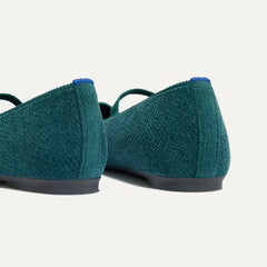 Close up of the heel of The Max Square Mary Jane in ReVelvet™ Everglade, with Rothy's signature blue halo.