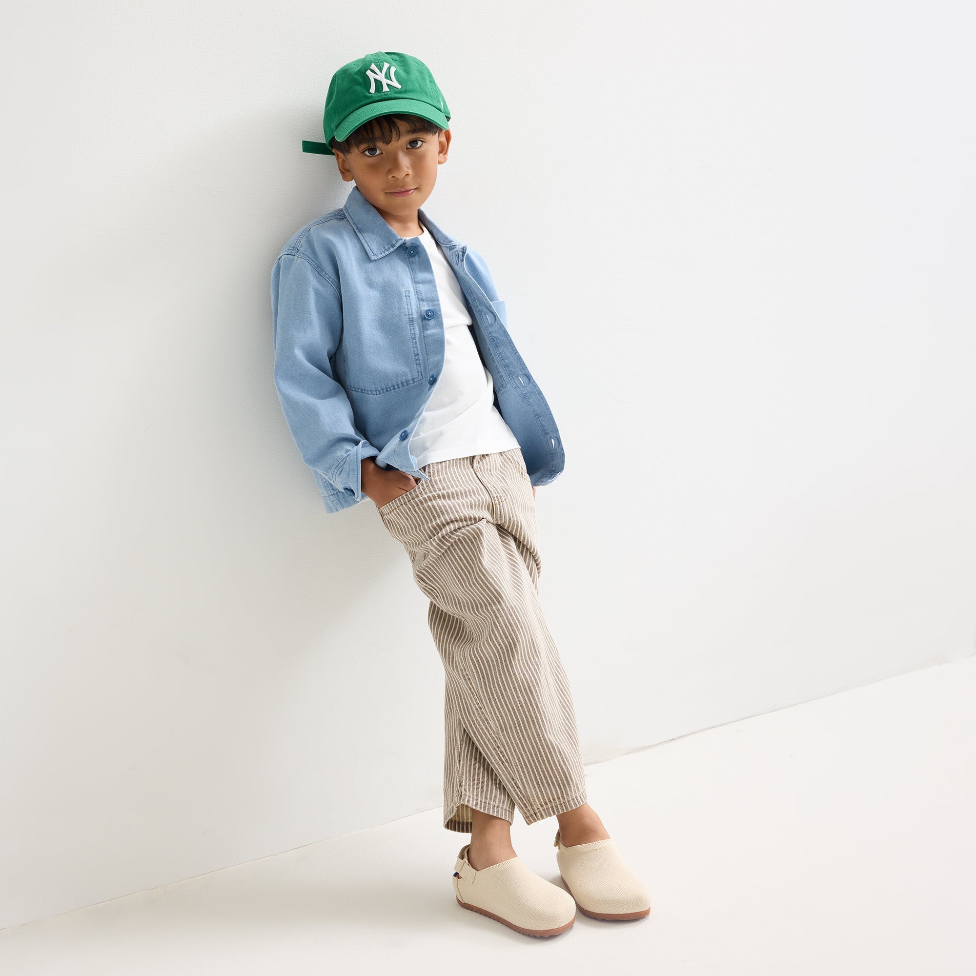 model | Alternate view of a boy wearing the Kids Clog in Conch.