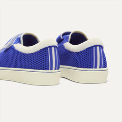 Close up of the heel of The Kids Strap Sneaker in Buoy Open-Knit, with Rothy's signature blue halo. 